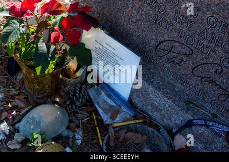 Das Grab des berühmten Autors Pat Conroy befindet sich in den Saint Helena Memorial Gardens am Ernest Drive auf Saint Helena Island, South Carolina. Stockfoto