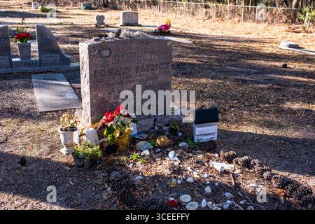 Das Grab des berühmten Autors Pat Conroy befindet sich in den Saint Helena Memorial Gardens am Ernest Drive auf Saint Helena Island, South Carolina. Stockfoto