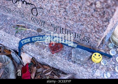 Das Grab des berühmten Autors Pat Conroy befindet sich in den Saint Helena Memorial Gardens am Ernest Drive auf Saint Helena Island, South Carolina. Stockfoto