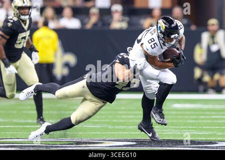 New Orleans, Usa. August 2025. New Orleans Saints Linebacker Danny Stutsman (47) bekämpft Jacksonville Jaguars Tight End Brenton Strange (85) während eines NFL-Vorsaisonspiels am Sonntag, den 17. August 2025 in Metairie, Louisiana. (Foto: Peter G. Forest/SIPA USA) Credit: SIPA USA/Alamy Live News Stockfoto