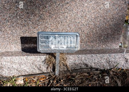 Das Grab des berühmten Autors Pat Conroy befindet sich in den Saint Helena Memorial Gardens am Ernest Drive auf Saint Helena Island, South Carolina. Stockfoto