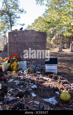 Das Grab des berühmten Autors Pat Conroy befindet sich in den Saint Helena Memorial Gardens am Ernest Drive auf Saint Helena Island, South Carolina. Stockfoto