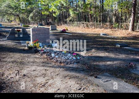 Das Grab des berühmten Autors Pat Conroy befindet sich in den Saint Helena Memorial Gardens am Ernest Drive auf Saint Helena Island, South Carolina. Stockfoto
