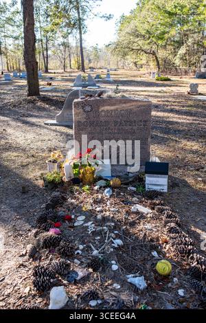 Das Grab des berühmten Autors Pat Conroy befindet sich in den Saint Helena Memorial Gardens am Ernest Drive auf Saint Helena Island, South Carolina. Stockfoto