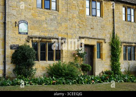 Charmantes altes englisches Steinhaus mit einzigartigen architektonischen Merkmalen. Willersey, England Stockfoto