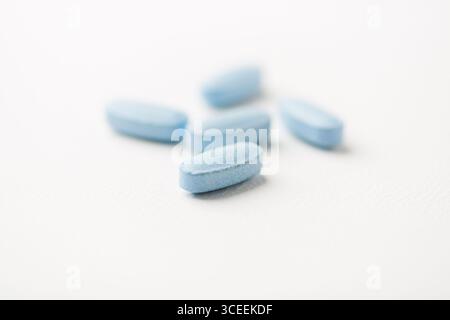 Multivitamintabletten auf hellem Papierhintergrund. Nahaufnahme. Kopierbereich Stockfoto