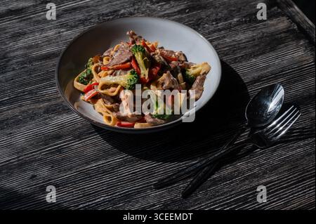 Pasta mit Rindfleisch, Pilzen und Gemüse. Stockfoto
