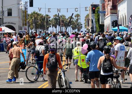 Venedig, Kalifornien, USA. August 2025. Die Teilnehmer fahren auf der Windward Avenue in Venedig während des 61. Open-Streets-Events der CicLAvia, „Culver City meets Venice“, am Sonntag, den 18. August 2025 in Venedig, Kalifornien. Die Strecke erstreckte sich vom La Cienega Boulevard bis zum Venice Beach Boardwalk. (Credit Image: © Jonathan Alcorn/ZUMA Press Wire) NUR REDAKTIONELLE VERWENDUNG! Nicht für kommerzielle ZWECKE! Quelle: ZUMA Press, Inc./Alamy Live News Stockfoto