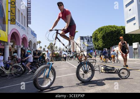 Venedig, Kalifornien, USA. August 2025. Die Teilnehmer fahren auf der Windward Avenue in Venedig während des 61. Open-Streets-Events der CicLAvia, „Culver City meets Venice“, am Sonntag, den 18. August 2025 in Venedig, Kalifornien. Die Strecke erstreckte sich vom La Cienega Boulevard bis zum Venice Beach Boardwalk. (Credit Image: © Jonathan Alcorn/ZUMA Press Wire) NUR REDAKTIONELLE VERWENDUNG! Nicht für kommerzielle ZWECKE! Quelle: ZUMA Press, Inc./Alamy Live News Stockfoto