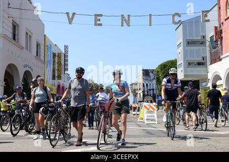 Venedig, Kalifornien, USA. August 2025. Die Teilnehmer fahren auf der Windward Avenue in Venedig während des 61. Open-Streets-Events der CicLAvia, „Culver City meets Venice“, am Sonntag, den 18. August 2025 in Venedig, Kalifornien. Die Strecke erstreckte sich vom La Cienega Boulevard bis zum Venice Beach Boardwalk. (Credit Image: © Jonathan Alcorn/ZUMA Press Wire) NUR REDAKTIONELLE VERWENDUNG! Nicht für kommerzielle ZWECKE! Quelle: ZUMA Press, Inc./Alamy Live News Stockfoto