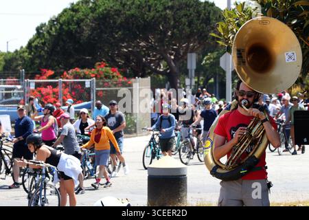 Venedig, Kalifornien, USA. August 2025. Ein Mann spielt Tuba, während die Teilnehmer am Sonntag, den 18. August 2025, auf der Windward Avenue in Venedig während des 61. Open-Streets-Events „Culver City meets Venice“ in Venedig fahren. Die Strecke erstreckte sich vom La Cienega Boulevard bis zum Venice Beach Boardwalk. (Credit Image: © Jonathan Alcorn/ZUMA Press Wire) NUR REDAKTIONELLE VERWENDUNG! Nicht für kommerzielle ZWECKE! Quelle: ZUMA Press, Inc./Alamy Live News Stockfoto