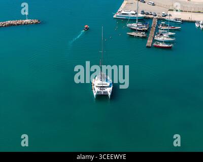 Blick aus der Vogelperspektive auf den Yachthafen in Rethymno, Kreta mit Katamaran und Booten Stockfoto