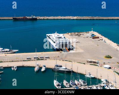 Blick aus der Vogelperspektive auf den Hafen von Rethymno mit Fähre und Marina auf Kreta Stockfoto