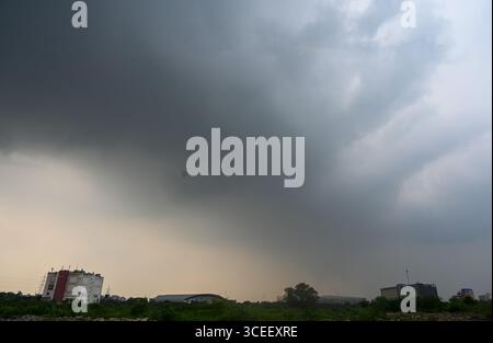 Neu-Delhi, Indien. August 2025. NOIDA, INDIEN - 16. AUGUST: Ein Blick auf dunkle Wolken am Abendhimmel, am 15. August 2025 in Noida, Indien. (Foto: Sunil Ghosh/Hindustan Times/SIPA USA) Credit: SIPA USA/Alamy Live News Stockfoto