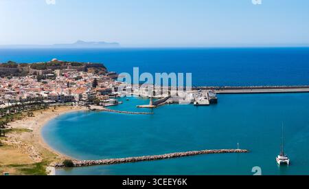 Blick aus der Vogelperspektive auf die Stadt Rethymno mit Hafen und venezianischer Festung Stockfoto