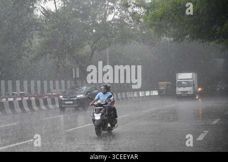 Neu-Delhi, Indien. August 2025. NEW DELHI, INDIEN - 16. AUGUST: Starker Regen in der Nähe von Akshardham East Delhi, am 16. August 2025 in New Delhi, Indien. (Foto: Arvind Yadav/Hindustan Times/SIPA USA) Credit: SIPA USA/Alamy Live News Stockfoto
