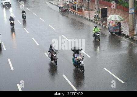 Neu-Delhi, Indien. August 2025. NEW DELHI, INDIEN - 16. AUGUST: Starker Regen in der Nähe von Akshardham East Delhi, am 16. August 2025 in New Delhi, Indien. (Foto: Arvind Yadav/Hindustan Times/SIPA USA) Credit: SIPA USA/Alamy Live News Stockfoto