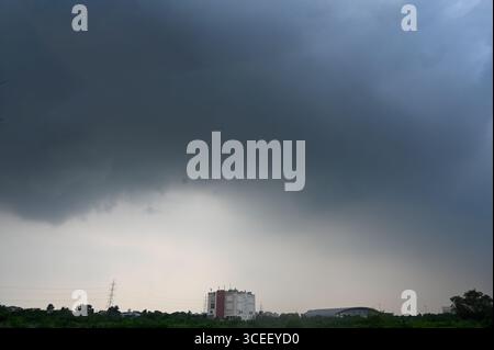 Neu-Delhi, Indien. August 2025. NOIDA, INDIEN - 16. AUGUST: Ein Blick auf dunkle Wolken am Abendhimmel, am 15. August 2025 in Noida, Indien. (Foto: Sunil Ghosh/Hindustan Times/SIPA USA) Credit: SIPA USA/Alamy Live News Stockfoto