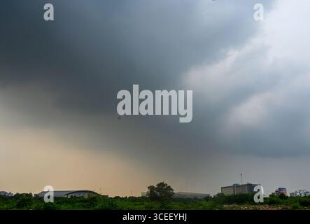 Neu-Delhi, Indien. August 2025. NOIDA, INDIEN - 16. AUGUST: Ein Blick auf dunkle Wolken am Abendhimmel, am 15. August 2025 in Noida, Indien. (Foto: Sunil Ghosh/Hindustan Times/SIPA USA) Credit: SIPA USA/Alamy Live News Stockfoto