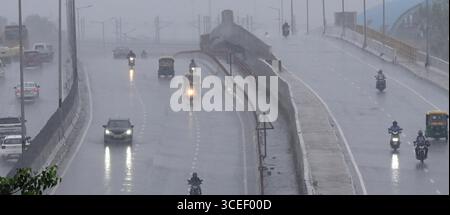 Neu-Delhi, Indien. August 2025. NEW DELHI, INDIEN - 16. AUGUST: Starker Regen in der Nähe von Akshardham East Delhi, am 16. August 2025 in New Delhi, Indien. (Foto: Arvind Yadav/Hindustan Times/SIPA USA) Credit: SIPA USA/Alamy Live News Stockfoto