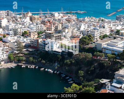 Blick aus der Vogelperspektive auf Agios Nikolaos mit Hafen und Mittelmeer Stockfoto