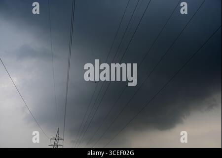 Neu-Delhi, Indien. August 2025. NOIDA, INDIEN - 16. AUGUST: Ein Blick auf dunkle Wolken am Abendhimmel, am 15. August 2025 in Noida, Indien. (Foto: Sunil Ghosh/Hindustan Times/SIPA USA) Credit: SIPA USA/Alamy Live News Stockfoto
