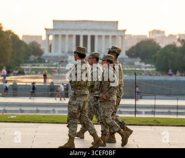 Washington, Usa. August 2025. US Army National Guard Soldaten, die der DC Safe and Beautiful Task Force Patrouille am Lincoln Memorial zugeteilt wurden, 16. August 2025 in Washington, DC, US-Präsident Donald Trump entsandte etwa 800 National Guard-Mitglieder unter der falschen Prämisse einer Verbrechenswelle in der Hauptstadt. Foto: SPC. John Garcia/US Army Photo/Alamy Live News Stockfoto