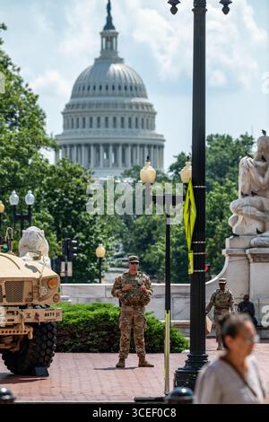 Washington, Usa. August 2025. Soldaten der US Army National Guard, die der D.C. zugeteilt wurden, stehen auf der Union Station mit dem Kapitolgebäude der 800 Vereinigten Staaten, 16. August 2025 in Washington, DC US-Präsident Donald Trump, unter der falschen Prämisse einer Verbrechenswelle in der Hauptstadt. Quelle: Sgt. Aaron Troutman/U.S. Army Photo/Alamy Live News Stockfoto