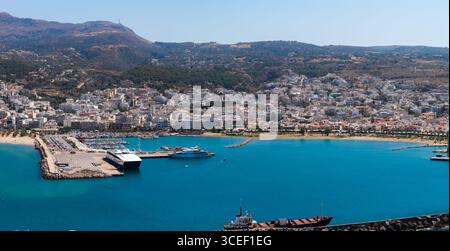 Luftaufnahme von Rethymno Stadt, Hafen und Bergen auf Kreta Stockfoto