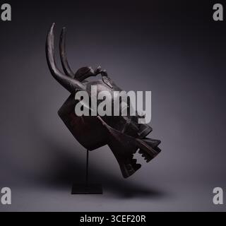 African Tribal Art: Senufo Wooden FIrespitter Mask Stockfoto