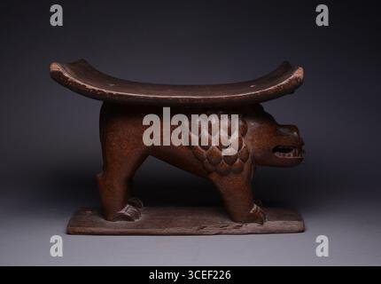 Afrikanische Stammeskunst: Asante Holzhocker Stockfoto