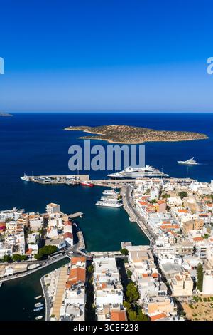 Blick aus der Vogelperspektive auf den Hafen von Agios Nikolaos und die umliegende Stadt auf Kreta Stockfoto