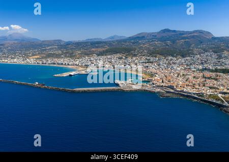 Luftaufnahme der Stadt Rethymno, des Hafens und der umliegenden Berge Stockfoto
