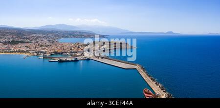 Luftaufnahme von Rethymno Town und Venezian Fortezza auf Kreta, Griechenland Stockfoto