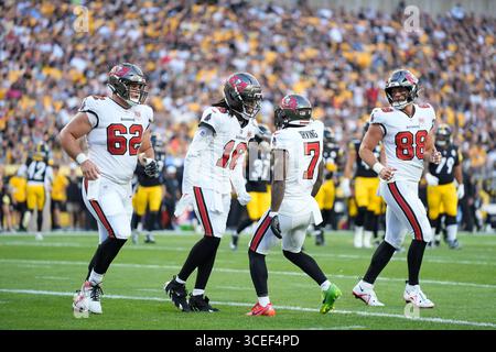 Pittsburgh, Pennsylvania, USA. August 2025. 16. August 2025: Bucky Irving #7 und Teddy Bridgewater #16 während des Vorsaisonspiels der Pittsburgh Steelers und Tampa Bay Buccaneers im Acrisure Stadium in Pittsburgh, PA. Brook Ward/scheinbare Media Group (Kreditbild: © AMG/AMG via ZUMA Press Wire) NUR REDAKTIONELLE VERWENDUNG! Nicht für kommerzielle ZWECKE! Stockfoto