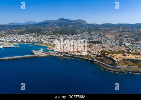 Blick aus der Vogelperspektive auf Rethymno Stadt, Hafen und venezianische Fortezza auf Kreta Stockfoto