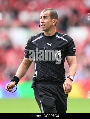 Nottingham, Großbritannien. August 2025. Schiedsrichter Peter Bankes während des Spiels Nottingham Forest gegen Brentford Premier League auf dem City Ground, Nottingham. Der Bildnachweis sollte lauten: Craig Thomas/Sportimage Credit: Sportimage Ltd/Alamy Live News Stockfoto