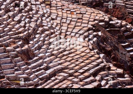 Die Salzminen von Maras, bekannt als die Salineras, sind ein atemberaubender und einzigartiger Anblick. Diese terrassenförmig angelegten Salinen werden seit der Präinka verwendet Stockfoto