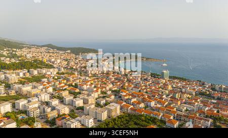 Panoramablick auf die Makarska Riviera in Kroatien mit Adria, Küste, roten Dachhäusern, Hafen und mediterraner Stadtlandschaft Stockfoto