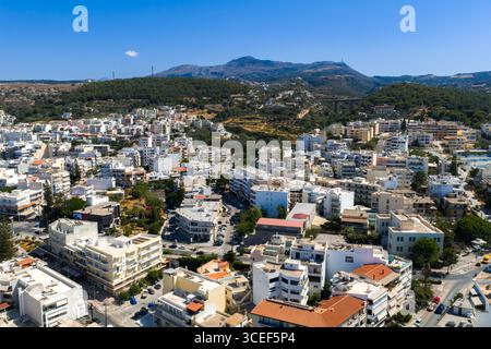 Blick aus der Vogelperspektive auf Rethymno mit mediterraner Architektur, Kreta Stockfoto