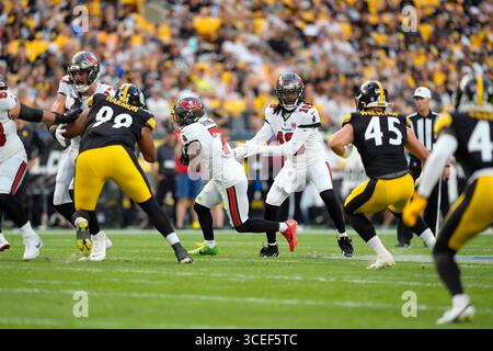 Pittsburgh, Pennsylvania, USA. August 2025. 16. August 2025: Bucky Irving #7 und Teddy Bridgewater #16 während des Vorsaisonspiels der Pittsburgh Steelers und Tampa Bay Buccaneers im Acrisure Stadium in Pittsburgh, PA. Brook Ward/scheinbare Media Group (Kreditbild: © AMG/AMG via ZUMA Press Wire) NUR REDAKTIONELLE VERWENDUNG! Nicht für kommerzielle ZWECKE! Stockfoto