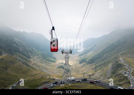 Rote Seilbahn über die transfagarasan-Autobahn in rumänischen karpaten Stockfoto