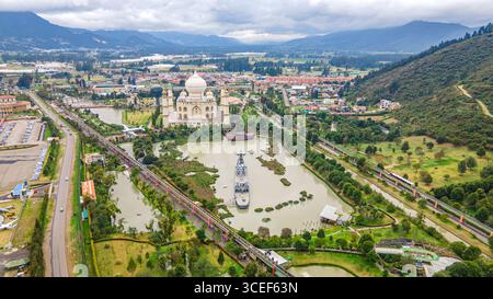 Atemberaubende Aussicht auf den Jaime Duque Park mit üppigem Grün, Seen und kulturellen Sehenswürdigkeiten in Briceño, Cundinamarca, Kolumbien. Stockfoto