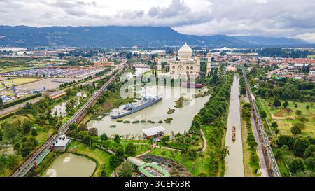 Erkunden Sie den atemberaubenden Blick aus der Luft auf den Jaime Duque Park mit üppigem Grün, Wasserspielen und ikonischen Strukturen in Briceño, Cundinamarca. Stockfoto
