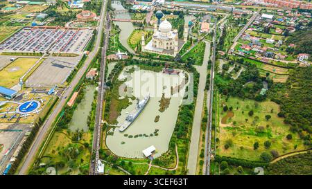 Atemberaubende Aussicht aus der Vogelperspektive auf den Jaime Duque Park in Briceño, Bogotá, mit grünen Landschaften, Wasserkörpern und berühmten Strukturen. Stockfoto