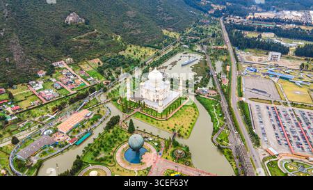 Atemberaubender Blick aus der Luft auf den Jaime Duque Park in Briceño, Cundinamarca, Kolumbien, mit seiner einzigartigen Architektur und üppigen Landschaften. Stockfoto