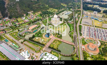 Atemberaubender Blick aus der Luft auf den Jaime Duque Park mit üppigem Grün, Wasserspielen und bemerkenswerten Wahrzeichen in Briceño, Bogotá, Kolumbien. Stockfoto