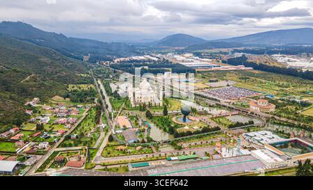 Atemberaubende Aussicht auf den Jaime Duque Park in Briceño, Cundinamarca, mit Landschaftsgärten und Themenattraktionen. Stockfoto