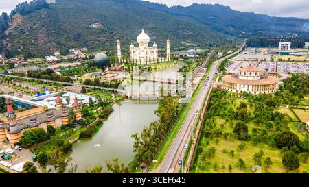 Atemberaubende Luftaufnahme des Jaime Duque Parks in Briceño mit architektonischen Wahrzeichen und üppigem Grün in Bogotá, Cundinamarca. Stockfoto