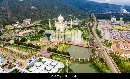Atemberaubender Blick aus der Luft auf den Jaime Duque Park mit einer Nachbildung des Taj Mahal, üppigem Grün und lebendigen Landschaften in Briceño, Cundinamarca, Kolumbien. Stockfoto